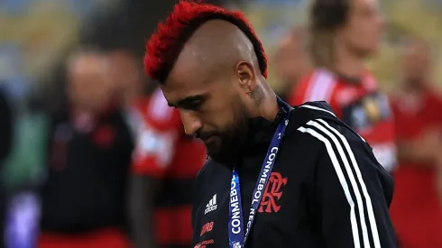 Periodista brasileño pierde la paciencia con Vidal y lo trata de inútil.