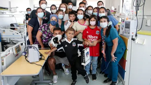 Colo Colo visita el área oncológica del Hospital San Juan de Dios
