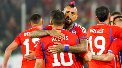 Vidal y Alexis estallan por el estado de la cancha del Monumental.