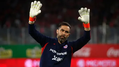 Bravo arellaniza a los utileros del Betis con regalo de Colo Colo.