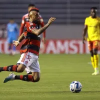 Hinchas ecuatorianos le gritaron a Vidal en su llegada con Flamengo
