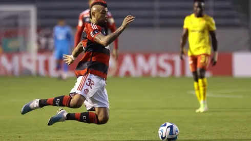 Arturo Vidal enfrentando al Aucas con Flamengo.