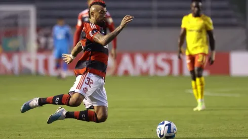 Arturo Vidal enfrentando al Aucas con Flamengo.
