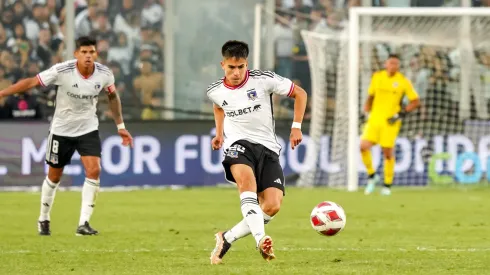 Matías Moya entrena a la par de sus compañeros y llega al clásico con la UC.