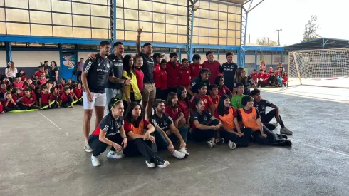 Parte del plantel femenino y masculino compartieron con los niños en un partido.