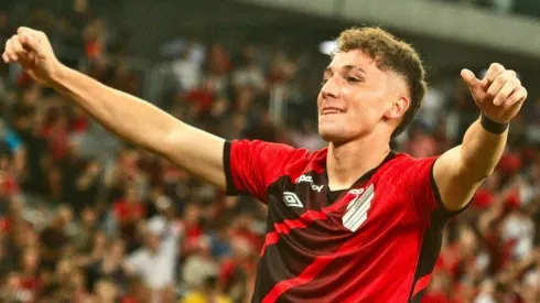 Luciano Arriagada suma 74 minutos con el Athletico Paranaense.