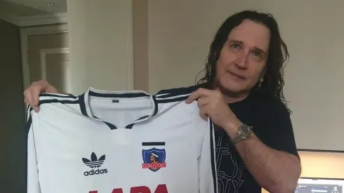 Barticciotto saca pecho con músico de Kiss y camiseta de Colo Colo.
