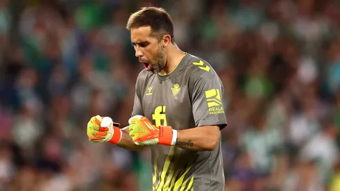 Claudio Bravo vuelve a ser figura en el Betis.
