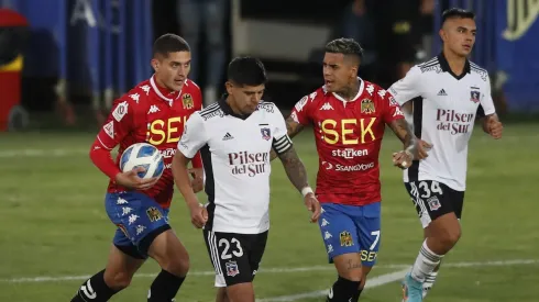 Figura de Unión Española llena de flores a Colo Colo .