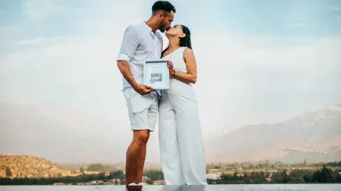 Suazo confirma el nacimiento de su primer hijo y se llenó de felicitaciones.