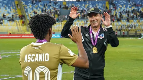 La sentida despedida del plantel de Colo Colo femenino a Luis Mena.