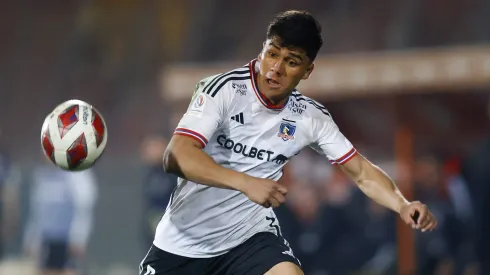 Jorge Valdivia le presta el ropero completo a Damián Pizarro ante su falta de gol.