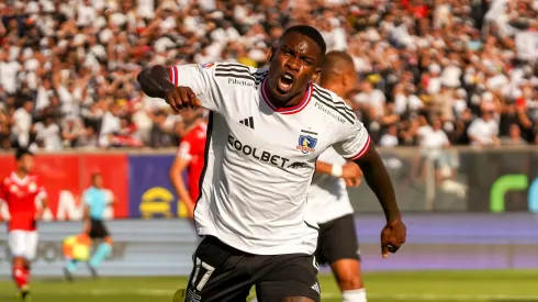 Fabián Castillo deja atrás su lesión y trabaja con balón en Colo Colo.