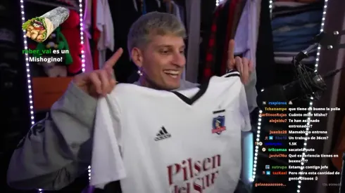 Misho con la camiseta de Colo Colo