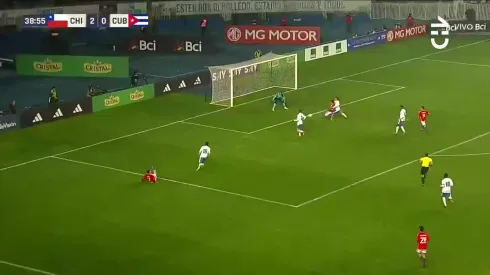 Travesaño ahoga el grito de gol de Bolados en la Roja.