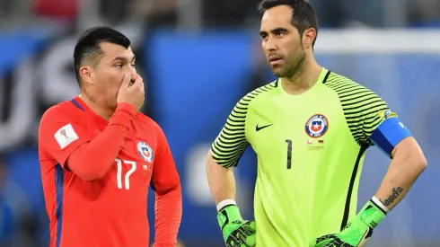 Claudio Bravo y Gary Medel en la Roja. Crédito: Gettyimages.