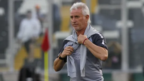 Basay sin pelos en lengua con ByN por creación de Comisión de Ídolos.