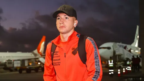 Arriagada es elogiado a pesar de fallar gol increíble en Paranaense.