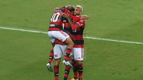 Vidal recibe las bendiciones de sus excompañeros del Flamengo.
