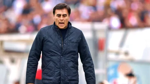 Gustavo Quinteros vuelve a la carga contra el árbitro que lo expulsó.