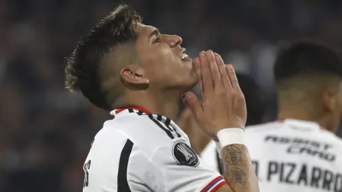 El preocupante estado de Carlos Palacios en el arribo de Colo Colo a Brasil.