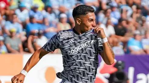 ¿Tiene cláusula de salida Jordhy Thompson en Colo Colo?