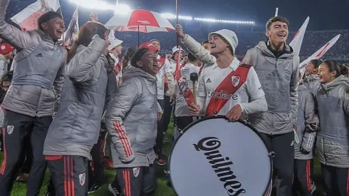 Pablo Solari asiste en nuevo triunfo de River y recibe la medalla de campeón.