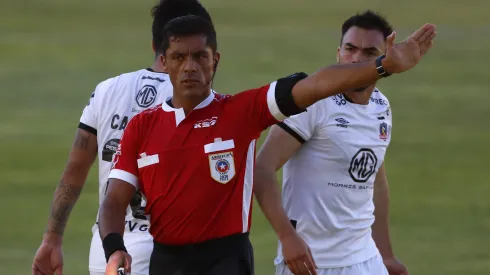 Nicolás Gamboa arbitra a Colo Colo. Crédito: Photosport