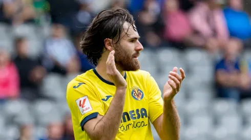 Brereton celebra con incertidumbre su primer gol en Villarreal.