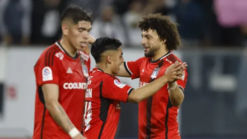 Jordhy Thompson y Maximiliano Falcón se divierten jugando al gallito.