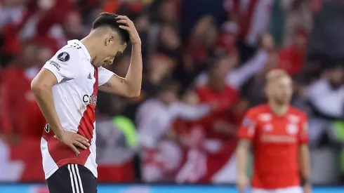 Castrilli defiende con todo a Solari en su penal y apunta al VAR.