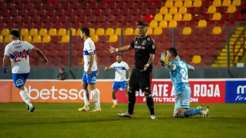 Colo Colo y UC terminan con un empate en polémico partido.