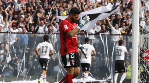 Johnny Herrera barre el piso con la U a días del Superclásico.