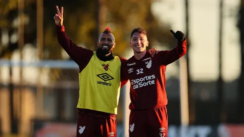 Vidal la descose explicando presente de Arriagada en el Paranaense.