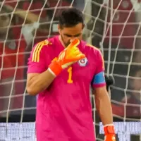 Históricos de la Roja se lanzan contra Berizzo por ausencia de Claudio Bravo