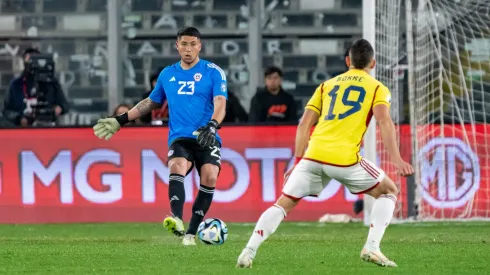Brayan Cortés critica el estado de la cancha del Estadio Monumental.