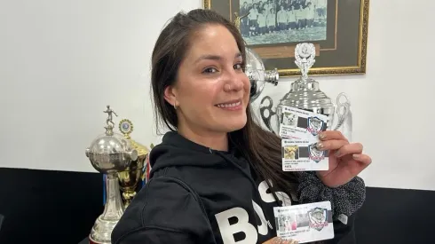 Familia Falcón-Pouso se une con mascotas como socios de Colo Colo.