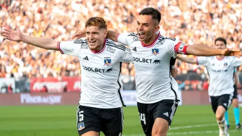 Carlos Caszely aplaude el juego de Colo Colo ante Cobresal.