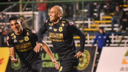 Golazo de Suazo en empate de San Luis en la Primera B.