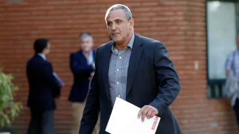 Carlos Caszely se va en picada contra Pablo Milad.