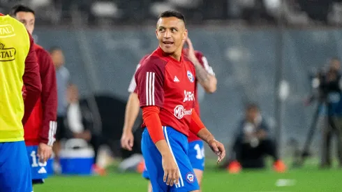 Alexis Sánchez critica el campo de juego del Monumental.