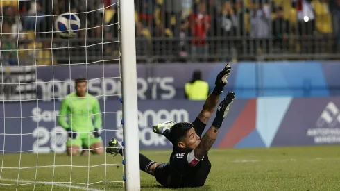 Brayan Cortés eligió atajar primero en los penales de Santiago 2023.