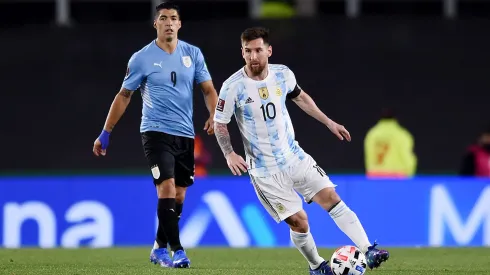 Argentina recibe a Uruguay en La Bombonera.
