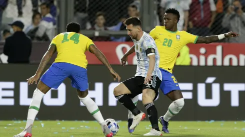 Brasil y Argentina protagonizan un partidazo por Eliminatorias.
