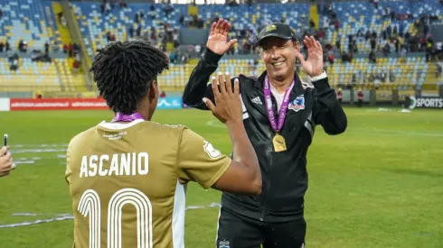 ¿Tendrá Luis Mena medalla de campeón tras el título de Colo Colo Femenino?