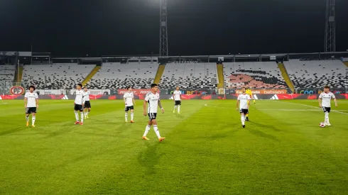 Histórico de Colo Colo le pega a Blanco y Negro por la cancha del Estadio Monumental.