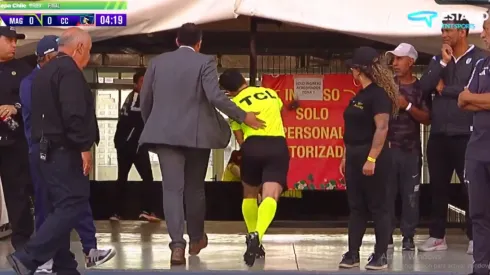 El línea Alejandro Molina no pudo terminar el partido entre Colo Colo y Magallanes.