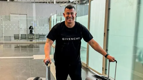 Jorge Almirón no puede más de felicidad en su arribo a Santiago.