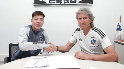 Leandro Hernández firma su primer contrato profesional en Colo Colo.