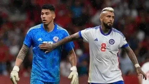 Brayan Cortés espera con alfombra roja a Arturo Vidal en Colo Colo.